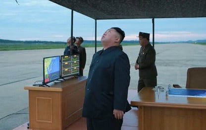 朝鮮媒體公開金正恩「指導」試射飛彈照片。(