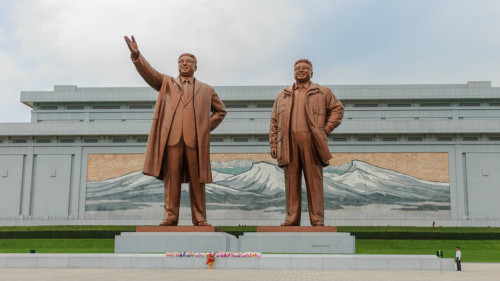 朝鲜给金日成父子鑄造的「偉大領袖」铜像。