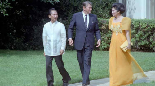 於1982年，馬可仕（左）與夫人伊美黛訪問美國，與時任美國總統雷根會晤。