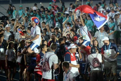 外国选手们戴旗帽披青天白日旗开心的在场欢呼。