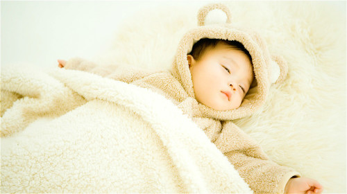 婴幼儿的睡眠时间比较多。
