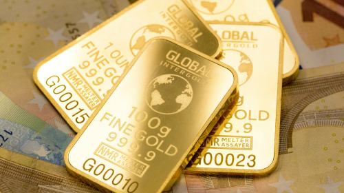 交易黄金的核心在于，把握从通胀传导至利率、以及利率反馈至通胀的时间差。