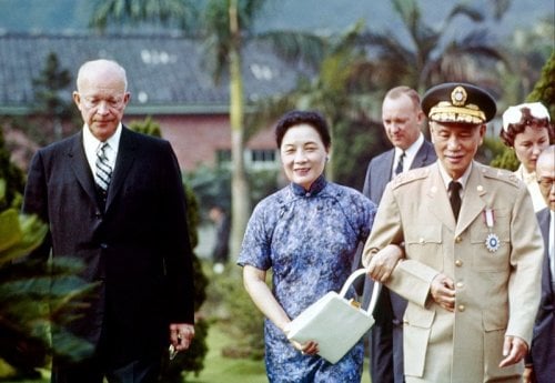 1960年6月，美国总统艾森豪（左）访问台北，与蒋中正（右）、宋美龄（中）合影，图后为美国驻台北大使庄莱德（Everett F. Drumright）。