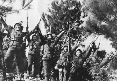 1939年，白崇禧指挥国军歼灭日本战胜苏军的王牌钢军，获得中国抗日首次攻坚战大捷，国军在昆仑关欢呼胜利。
