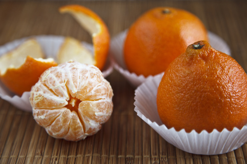 橘皮洗淨蒸糖水飲用，有順氣清肺祛溼、止咳化痰的功能。
