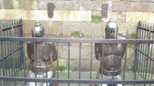 杭州岳王廟內岳飛墓前的秦檜夫婦下跪雕像