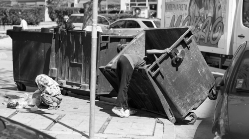 在內地淪落為流浪漢的陳志健原先在中港兩地做電子貿易生意，流浪11年來陳志健從來不與人交流，肚子餓的時候就在垃圾桶裡撿食物吃。 