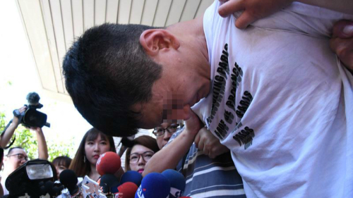 韩籍男子赵准基日前潜入台湾民进党中央8楼偷走新台币9万多元逃逸，警方6日中午顺利将他逮捕。