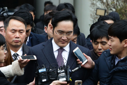 韓國三星集團副會長李在鎔被媒體追訪。