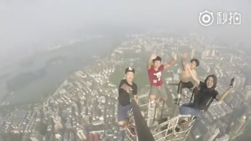 四名大陆青年在毫无安全装备情况下，爬上89层高的江苏紫峰大厦顶进行自拍