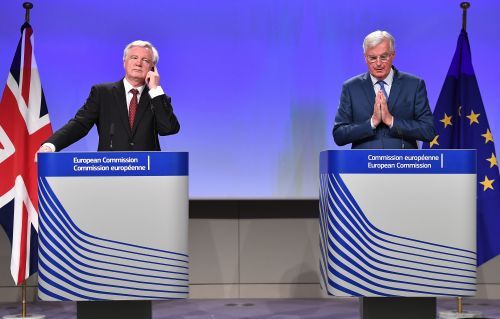 欧盟首席谈判代表巴尼耶（右）与英国脱欧事务大臣戴维斯在记者会上。