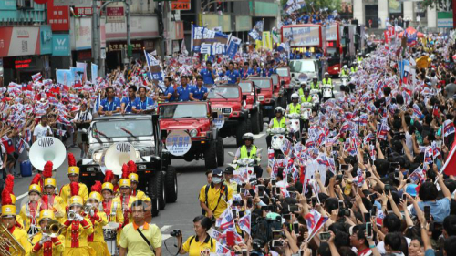 8月31日下午，「臺灣英雄大遊行」浩浩蕩蕩的展開了，現場民眾一片沸騰，人山人海。