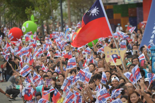 8月31日下午，「臺灣英雄大遊行」浩浩蕩蕩的展開了，沿途群眾熱情歡呼，熱鬧非凡。