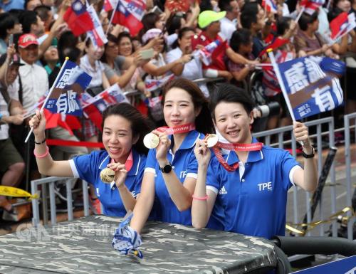 世大運撞球選手魏子茜（中）、古正晴（左）、郭思廷（右），接受民眾歡呼。 