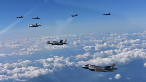 韩国的F-15K战斗机和美国海军的F-35B战机8月31日训练期间飞越朝鲜半岛，日本军方也陪同支持。