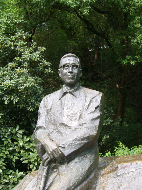 西湖邊的潘天壽雕像