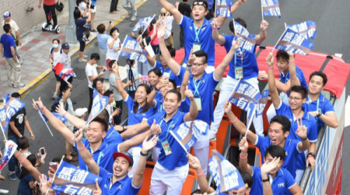臺灣中華隊選手在8月31日的臺灣英雄大遊行中，揮旗向群眾致謝。 
