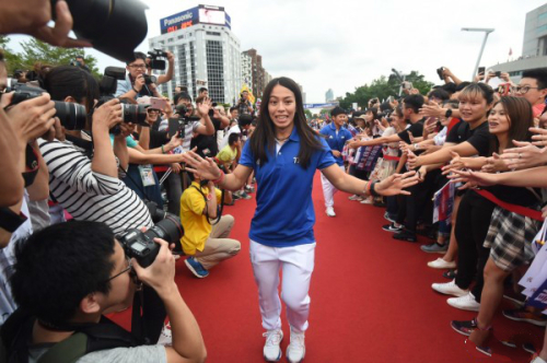 台北市政府前广场挤满人潮，迎接“台湾英雄”，女子举重金牌选手郭婞淳抵达现场时，现场欢呼声再度沸腾。