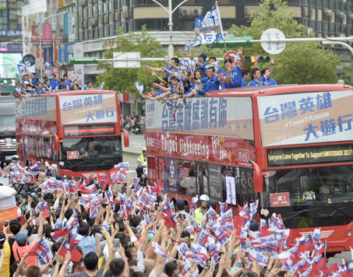 8月31日，台北举办“台湾英雄大游行”，民众热情迎接台湾中华队选手们。