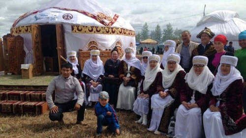移居哈薩克斯坦的新疆哈薩克族人聚會。