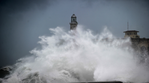 古巴北部的科科島（Cayo Coco）的一座60公尺高的通訊塔受巨浪席捲，直接倒塌。