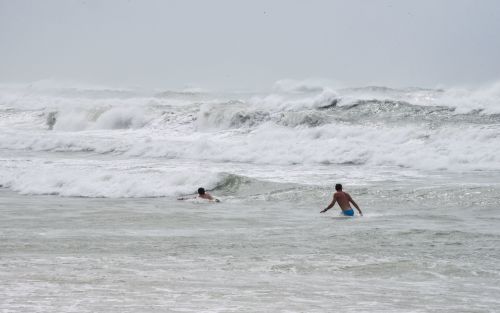 海岸地區掀起前所未有的暴風大浪，部分地區離海500多公尺遠的地方也被海水倒灌，水深及腰。 