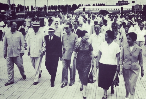 1965年，在周恩來（前排左四）的統戰下，李宗仁（左三）攜妻郭德潔（右三）從美國返回大陸。