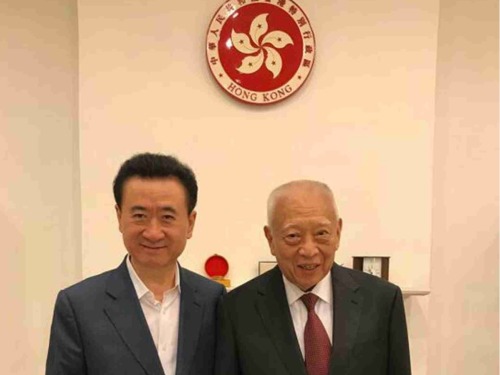 王健林（左）與董建華合影 。
