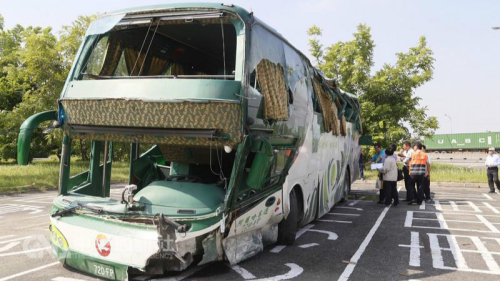 9月11日深夜，一辆阿罗哈客运车疑似为了闪避前方没有开车灯的车辆，失控撞上护栏，造成6人死亡，11人轻重伤。