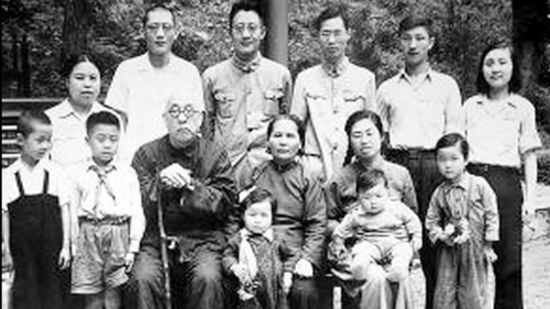 1953年，毛泽东的文字学老师、杨树达教授一家人摄于长沙岳麓山。