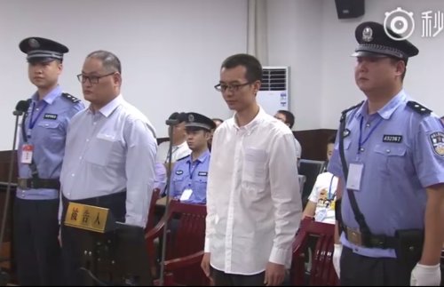 李明哲（左二）9月11日在大陆受审
