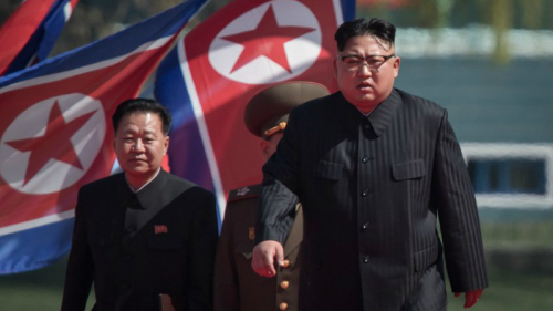 朝鲜领导人金正恩（戴眼镜者）