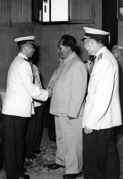 1951年毛泽东接见时任海军总参谋长的张学思(左一)