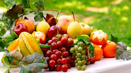 吃综合水果对保养皮肤、减缓衰老有好处。