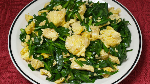 韭菜炒鸡蛋好吃又营养。