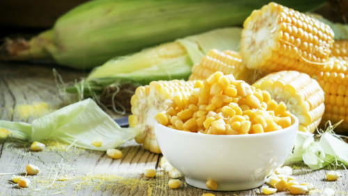 容易产生胀气的食物，例如玉米，晚上应避免食用。