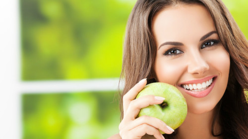 一天一颗苹果，能使坏胆固醇减少40％，增强抗病能力。