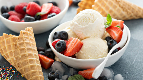 冰淇淋等生冷食品不要多吃，避免导致腰痛。