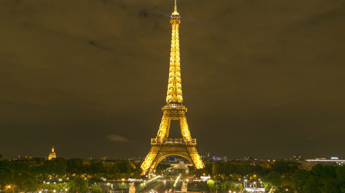 巴黎市政廳指出，9月18日展開加強艾菲爾鐵塔安全工作，在這個全球觀光客到訪最多的紀念塔周遭建立防彈玻璃牆，以做為反恐措施。 