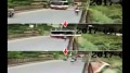 福建校巴堕桥画面曝光90度翻转冲出桥(组图)