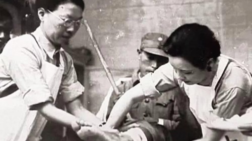 宋美龄的一生和蒋中正以及整个国家民族的命运联系在一起，图为宋美龄为伤兵包紥伤口。