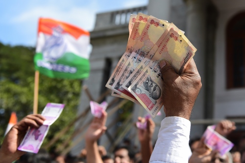 印度去年开始废钞运动后，99%的废钞回流银行