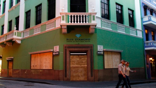 颶風瑪利亞正向波多黎各移動，當地商家加固了窗戶。