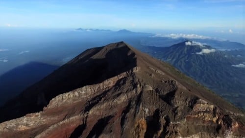 峇里島火山活動加劇 印尼升高警戒等級
