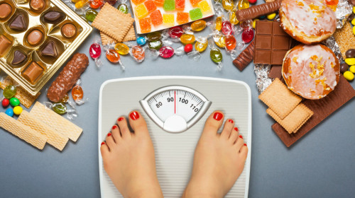 許多人營養過剩，導致脂肪肝和肥胖等問題。