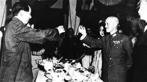 毛澤東在重慶向國民政府主席蔣中正敬酒。