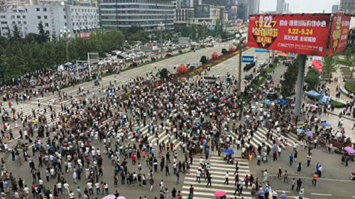 四川數萬民眾上街遊行
