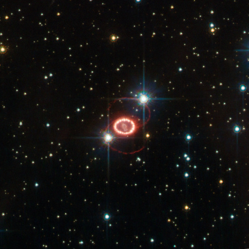 枯萎的超新星再次放射出壮观新光焰
