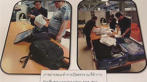 泰國曼谷機場24日查獲澳洲公民Howard Lee（左圖右）的行李箱內夾帶26支iPhone 8手機，價值約100萬泰銖。