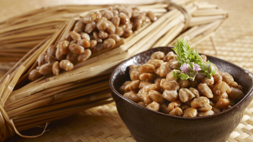 納豆含有益生菌，維生素B、胺基酸、多醣體、抗氧化物等。